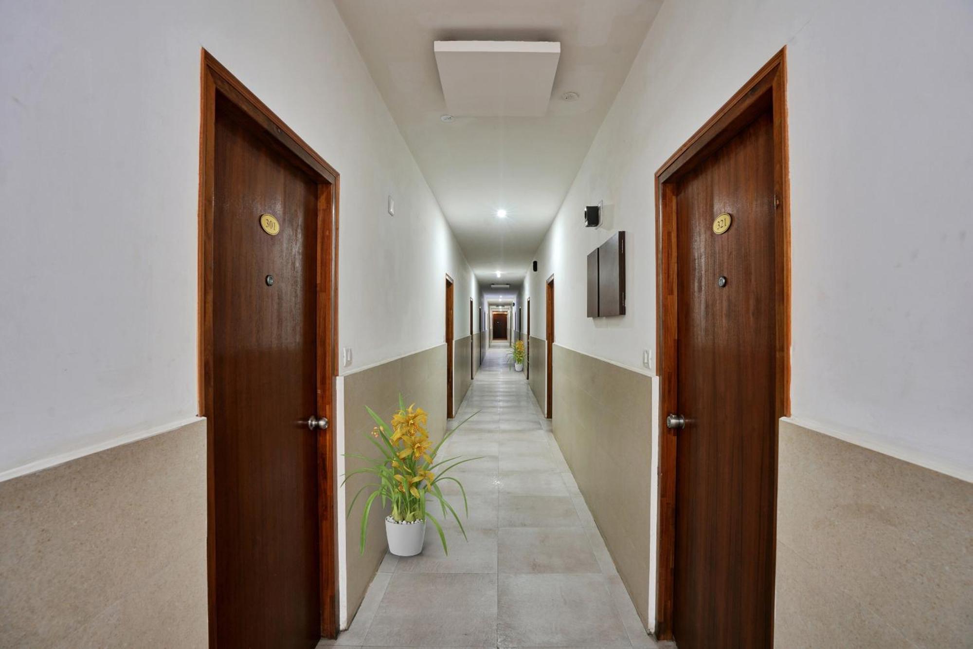 B Six Hotel Бенґалуру Екстер'єр фото