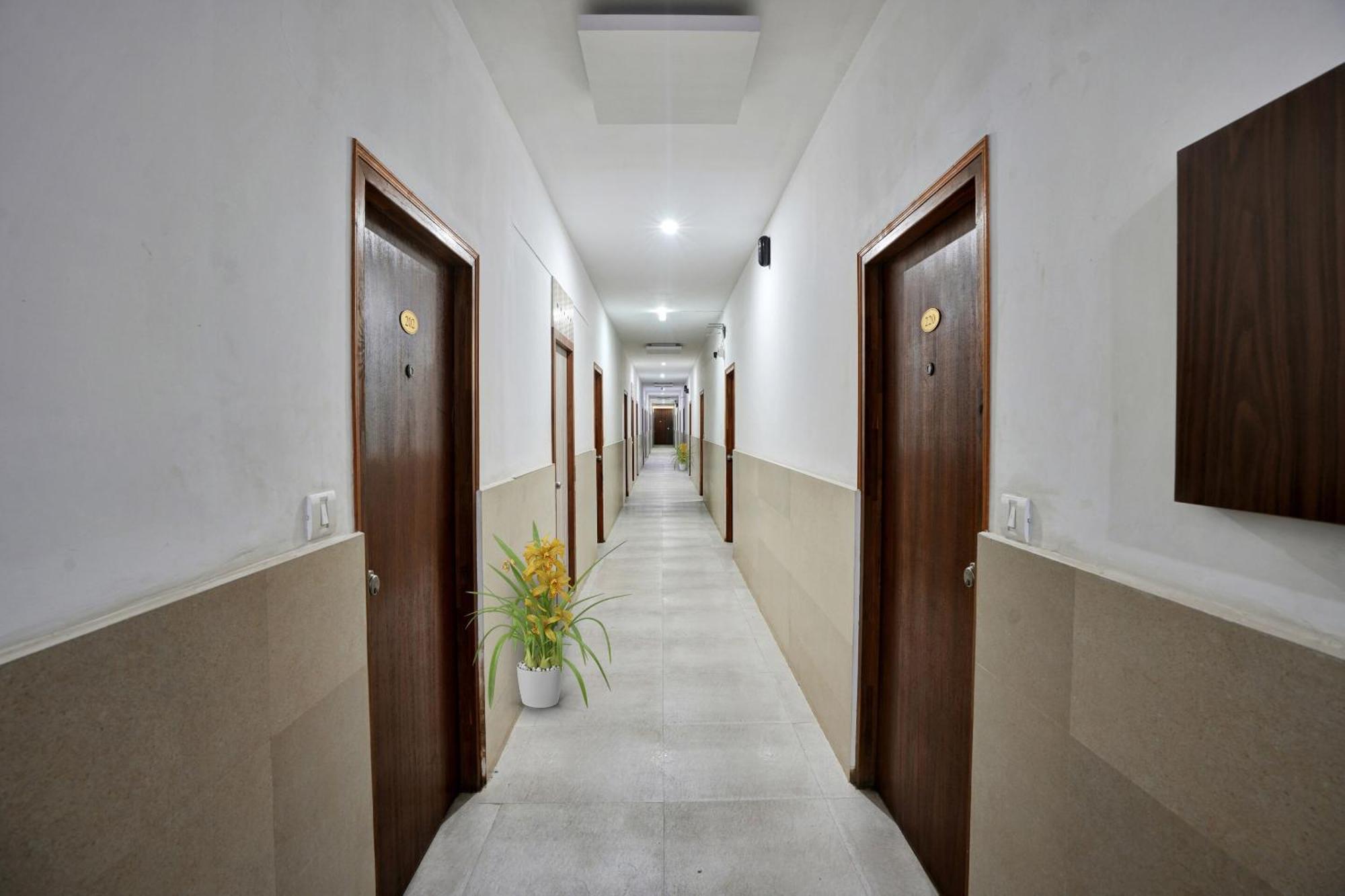 B Six Hotel Бенґалуру Екстер'єр фото
